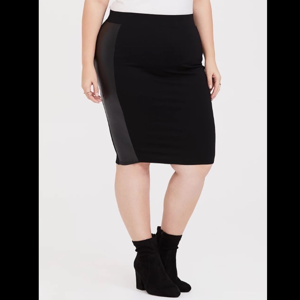 𝅺torrid Black Ponté + Faux Leather Pencil Skirt